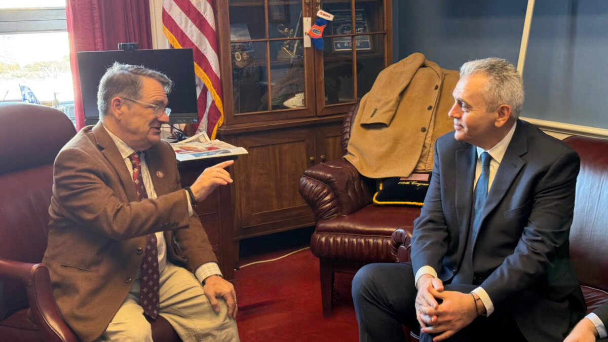 Ο Μάξιμος Χαρακόπουλος με τον Ελληνοαμερικανό βουλευτή Gus Bilirakis