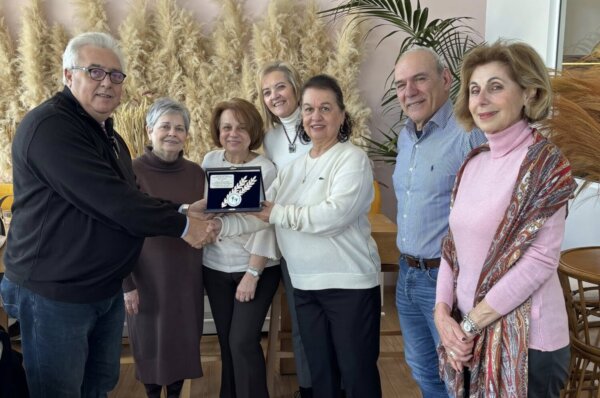 Τιμητική πλακέτα προς το Λύκειον των Ελληνίδων Λάρισας