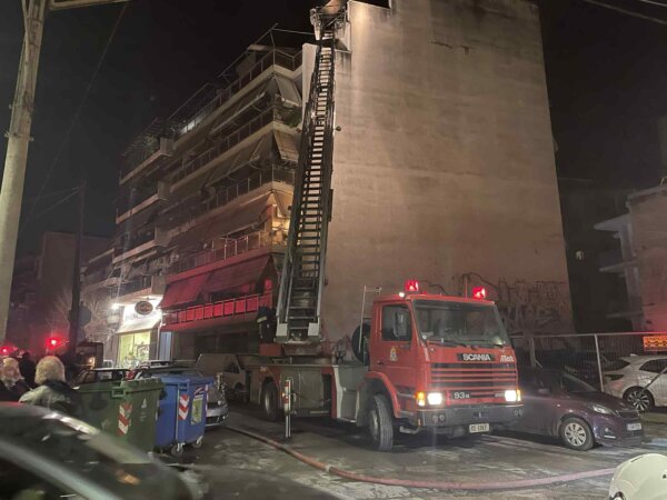 Λάρισα: Συναγερμός για πυρκαγιά σε διαμέρισμα (φωτ. & βίντεο)