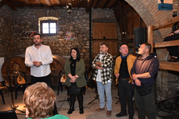 Πραγματοποιήθηκαν τα εγκαίνια της φωτογραφικής έκθεσης 35 χρόνια Καρναβάλι  – Μπουρανί στον Τύρναβο (φωτ.)