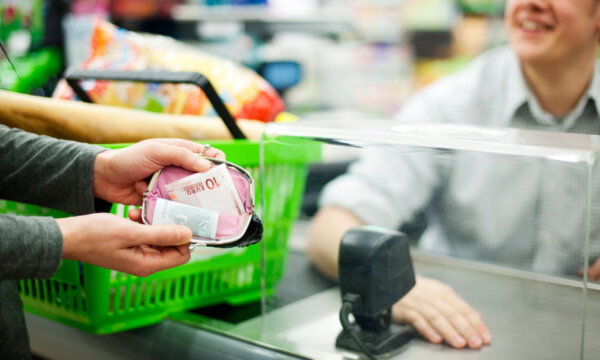 «Μαζεμένοι» οι Έλληνες καταναλωτές, λόγω του πολέμου στη Μέση Ανατολή