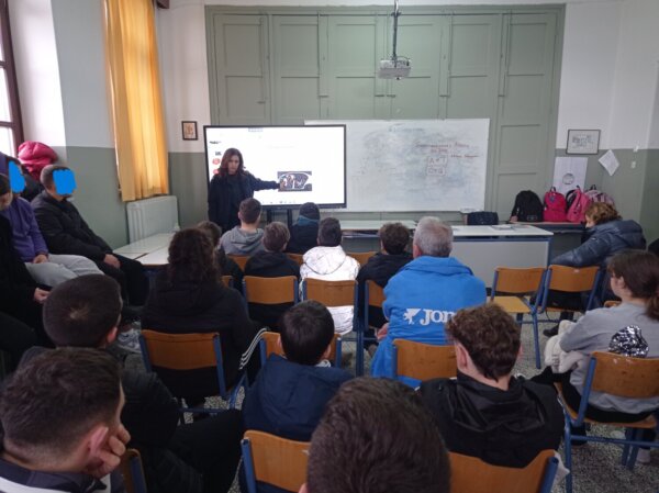 Ενημερωτικές δράσεις του του Γυμνασίου-Λυκ. Τάξεων Τσαριτσάνης για την Ασφαλή Πλοήγηση στο Διαδίκτυο και για την Οδική Ασφάλεια