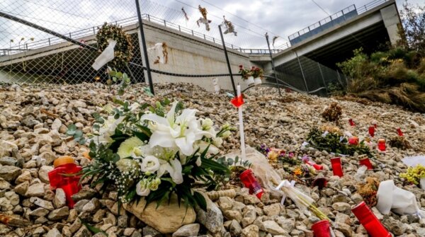 Μνημόσυνο για τα θύματα της σιδηροδρομικής τραγωδίας στον Ιερό Ναό Αγίας Τριάδας Τεμπών