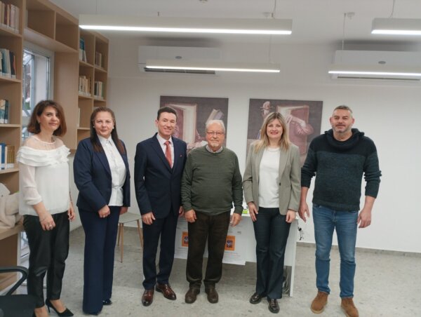 Παρουσιάστηκαν τα «ΜΙΚΡΑ ΑΠΑΝΤΑ» του Παύλου Λάλου στη Δημοτική Βιβλιοθήκη Ελασσόνας (φωτ.)