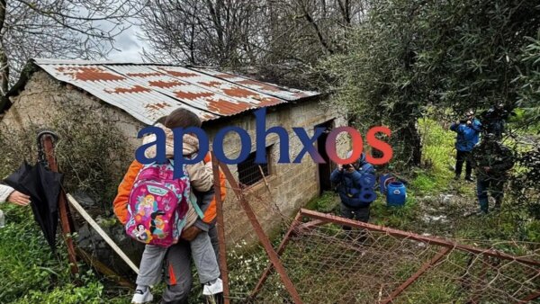 Ηλεία: Γονείς μεταφέρουν παιδιά στις πλάτες τους μέσα από χωράφια στο Μαζαράκι που έχει αποκλειστεί λόγω κατολίσθησης