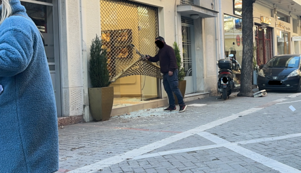 Θρασύτατη διάρρηξη κοσμηματοπωλείου στο κέντρο της Λάρισας – Μπούκαραν αφού «τσαλάκωσαν» το ρολό και έσπασαν τη τζαμαρία (φωτ.)