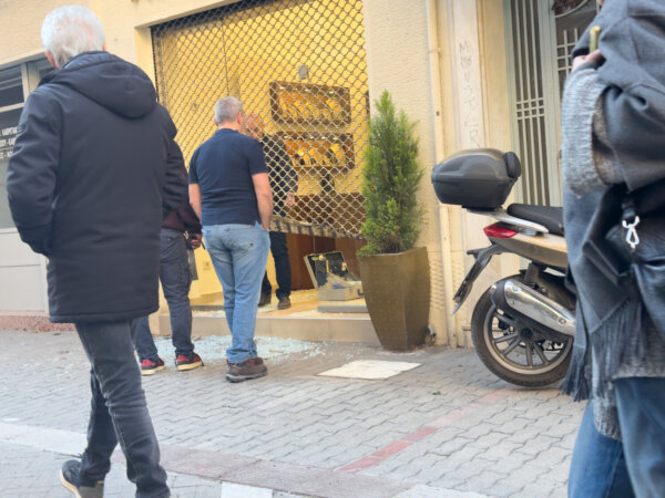 «Όλα έγιναν σε δύο λεπτά…» και το «ατύχημα» με τον ιμάντα: Νεότερες πληροφορίες για την κινηματογραφική διάρρηξη κεντρικού κοσμηματοπωλείου στη Λάρισα