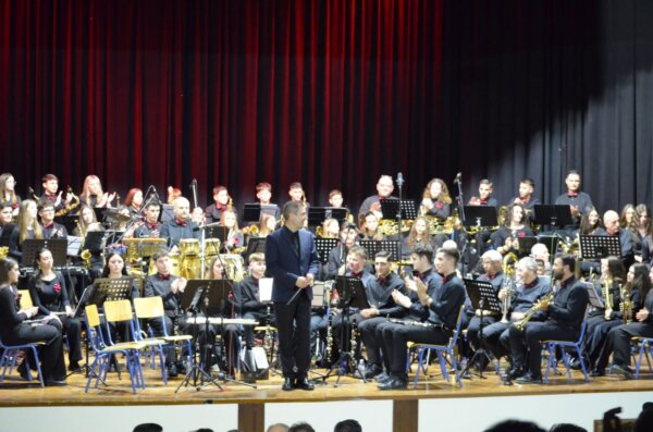 Η Φιλαρμονική του Δήμου Ελασσόνας παρουσίασε τα «Ερωτικά» σε μια ξεχωριστή βραδιά (φωτ.)