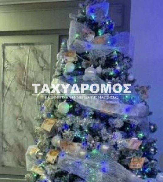 Το χριστουγεννιάτικο δέντρο με τα 50ευρα της οικογένειας 53χρονου που προφυλακίστηκε ως μέλος της σπείρας ναρκωτικών