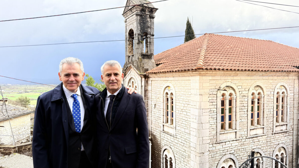 Φωτ. αρχείου: Ο Μάξιμος Χαρακόπουλος με τον ομογενή βουλευτή στο Κοινοβούλιο της Αλβανίας Βαγγέλη Ντούλε, στο χωριό Καλογορατζή της Βορείου Ηπείρου.