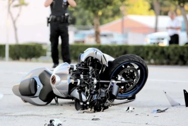 Έκανε όπισθεν και «εμβόλισε» διερχόμενο δίκυκλο – Πυροσβέστης ο αναβάτης που υπέστη συντριπτικά κατάγματα στο δεξί του χέρι