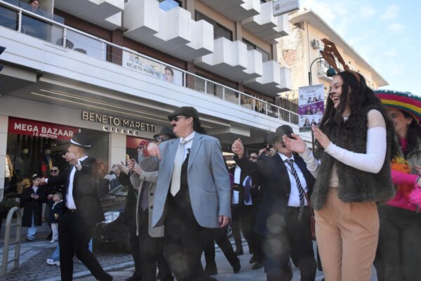 «Ξεσήκωσαν» τη Λάρισα τα «Μπουλούκια» – Κέφι, χορός και τραγούδι στο κέντρο της πόλης (φωτ. & βίντεο)