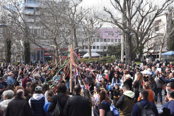Η Λάρισα μια μεγάλη παρέα για τις Απόκριες – Γλέντι στην Κεντρική Πλατεία (φωτ. & βίντεο)