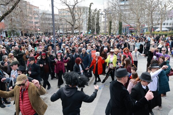 Πολύχρωμη πομπή καρναβαλιστών στο κέντρο της Λάρισας με τα «Μπουλούκια»