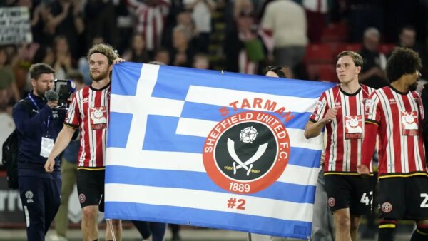 Η Σέφιλντ Γιουνάιτεντ «υπέγραψε» τον υποβιβασμό της Σέφιλντ Γουένσντεϊ και το πανηγύρισε με ελληνική σημαία για τον Τζορτζ Μπάλντοκ