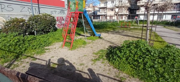 «Απαράδεκτη εικόνα σε παιδική χαρά της Λάρισας…» (φωτ.)