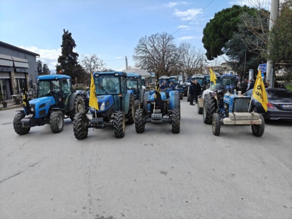 «Μπλόκο» με τρακτέρ στο κέντρο της Αγιάς (φωτ.)