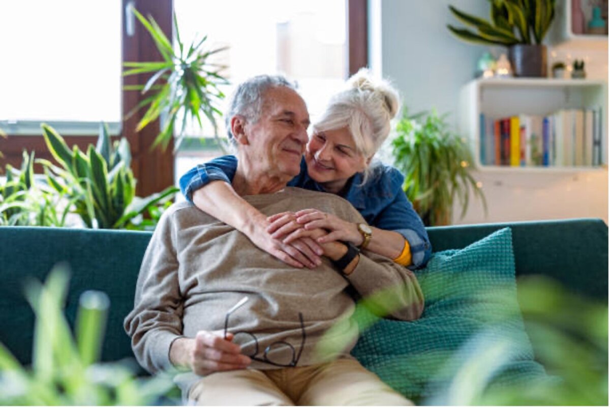 Ο χρόνος δεν τους χώρισε. Τους ένωσε.   Χέρια που ρυτίδωσαν, αλλά δεν άφησαν ποτέ το ένα το άλλο