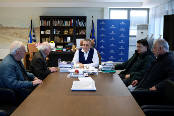 Η… ροκ νεκροκεφαλή στο γραφείο και το μήνυμα που «βλέπει» ο Δ. Κουρέτας (φωτ.)