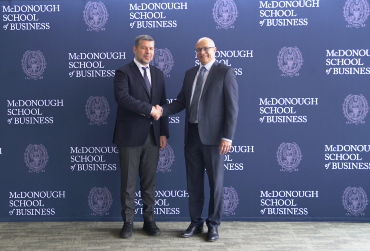Από αριστερά, ο Πρόεδρος και Διευθύνων Σύμβουλος του Ομίλου ΔΕΗ, Γεώργιος Στάσσης, και ο Κοσμήτορας και Πρόεδρος της McDonough School of Business, Paul Almeida