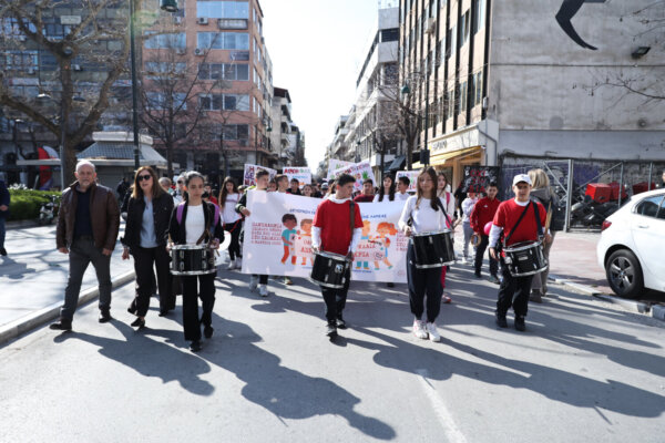 Μαθητές «ξεσήκωσαν» το κέντρο της Λάρισας λέγοντας «Όχι στη βία» (φωτ.)