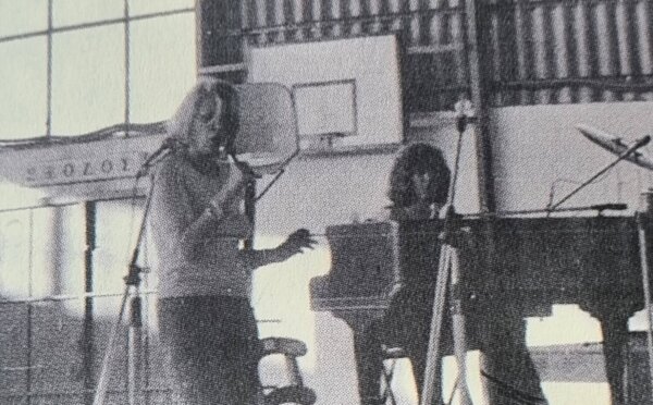 Η Άννα Βαγενά «θυμάται» τη Μελίνα Μερκούρη με φωτογραφίες του 1976 από τη Λάρισα στη συναυλία με τον Λουκιανό Κηλαηδόνη