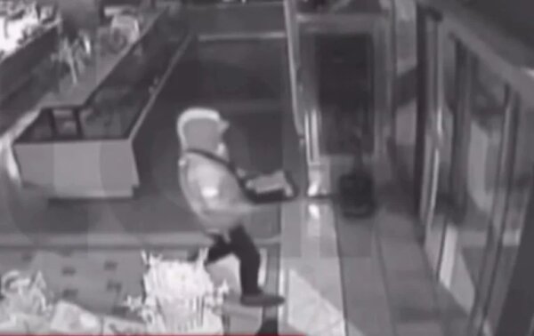 Κερατσίνι: Διαρρήκτης βρήκε άδειο το ταμείο σε φούρνο και έκλεψε… 20 κομμάτια γαλακτομπούρεκο