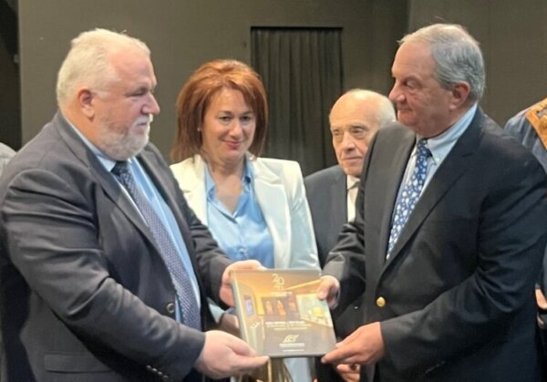 Το λεύκωμα – ημερολόγιο του Διαχρονικού Μουσείου Λάρισας και της larissanet στον Κώστα Καραμανλή