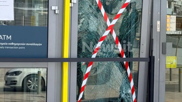 80χρονος έριξε το αυτοκίνητό του στην τζαμαρία τράπεζας – «Μου έχουν δεσμεύσει όλη την περιουσία, μου γύρισε το μυαλό»