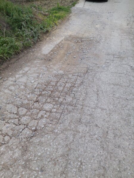 «Επικίνδυνη λακκούβα σε οδό της Λάρισας…» (φωτ.)