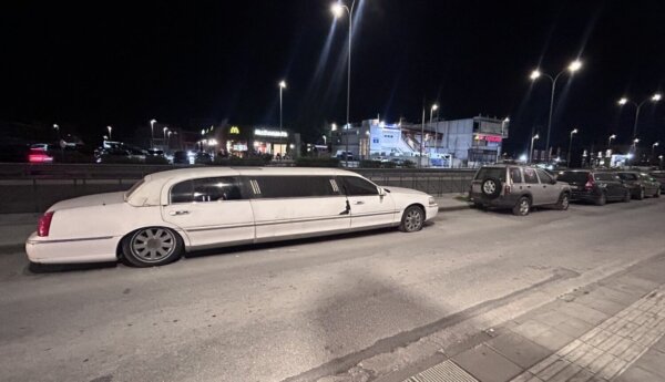 Έντονη διαμαρτυρία κατοίκων στη Χαραυγή για 11 εγκαταλελειμμένα αυτοκίνητα