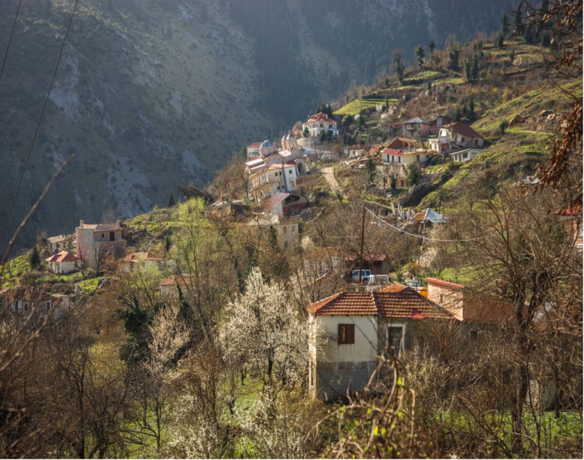 Το Ροπωτό Τρικάλων δεν μετακινήθηκε μόνο από τη γη εγκαταλείφθηκε και από το κράτος. Ένα χωριό όπως χιλιάδες άλλα της πατρίδας που λύγισε από τη γη, αλλά πληγώθηκε περισσότερο από την αδιαφορία