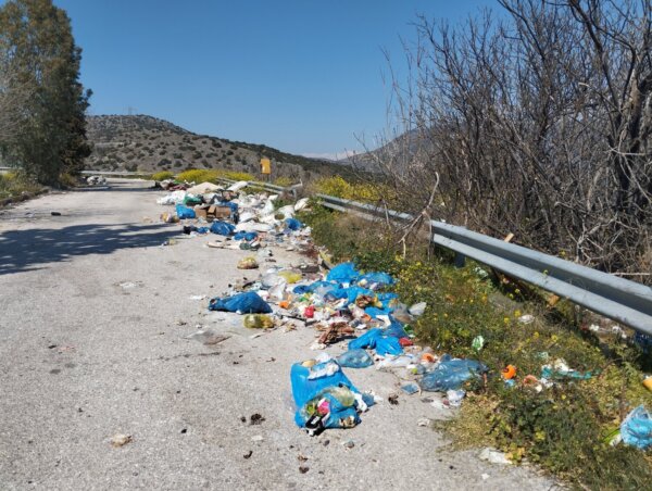 «Σκουπιδότοπος» σε χώρο στάθμευσης οχημάτων στη Μελούνα (φωτ.)