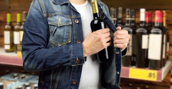 Βόλος: Έκλεψε ποτά από σούπερ μάρκετ και μαχαίρωσε άνδρα που προσπάθησε να τον σταματήσει