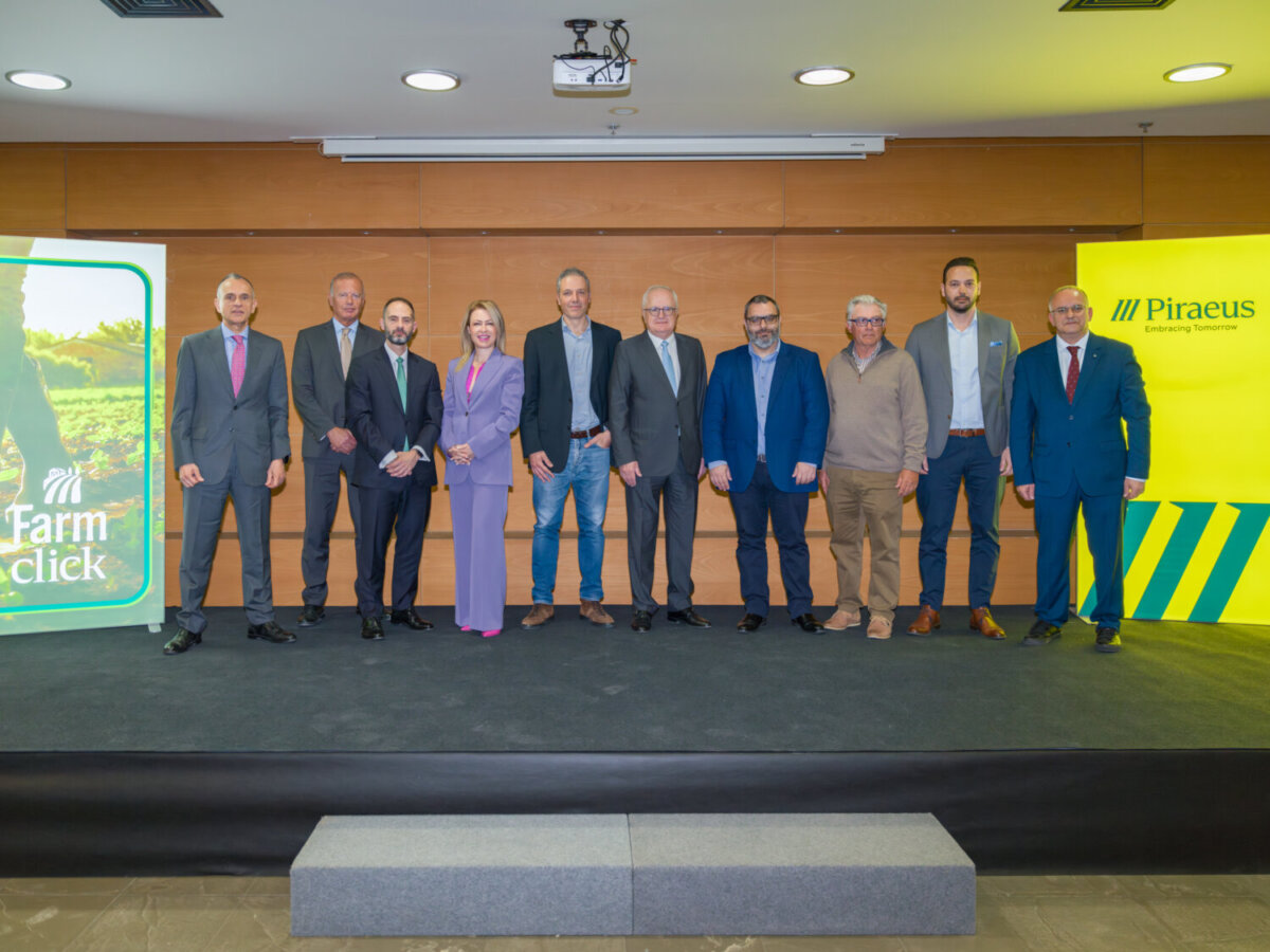 Λεζάντα (από αριστερά) :

Αλκιβιάδης Αλεξάνδρου, Γενικός Διευθυντής Αγροτικής Τραπεζικής, Πειραιώς
Περικλής Δοντάς, Σύμβουλος Διοίκησης, Πειραιώς

Θοδωρής Τζούρος, Ανώτερος Γενικός Διευθυντής Εταιρικής και Επενδυτικής Τραπεζικής, Πειραιώς

Μαρία Μαυροματάκη, Γενική Διευθύντρια, Επικεφαλής Δικτύου Καταστημάτων Βόρειας Ελλάδας και Retail Sales

Ηλίας Σούσης, CEO, FarmClick και Co-founder, Wikifarmer

Γεώργιος Χαντζηνικολάου, Πρόεδρος Δ.Σ. Πειραιώς

Πέτρος Σάγκος, COO, FarmClick και Co-founder, Wikifarmer

Δημήτρης Αντωνόπουλος, παραγωγός κελυφωτού φιστικιού, Στερεά Ελλάδα

Κωνσταντίνος Ωραιόπουλος, Επικεφαλής Compo Expert Ελλάς Α.Ε., Πρόεδρος ΣΠΕΛ

Αλέξιος Πολυτάκης, Διευθυντής Κέντρου Εργασιών Αγροτικού Τομέα, Πειραιώς