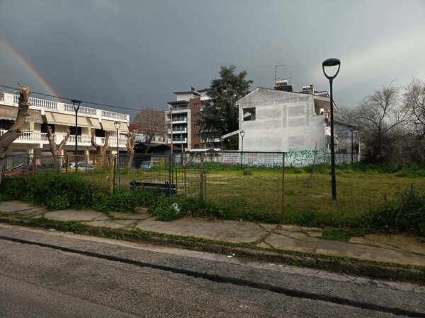 Περιμένουν την παιδική χαρά στη συνοικία Αβέρωφ