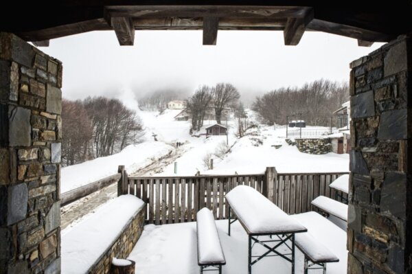 Με χιόνια η 25η Μαρτίου στο Πήλιο – Εικόνες που μαγεύουν