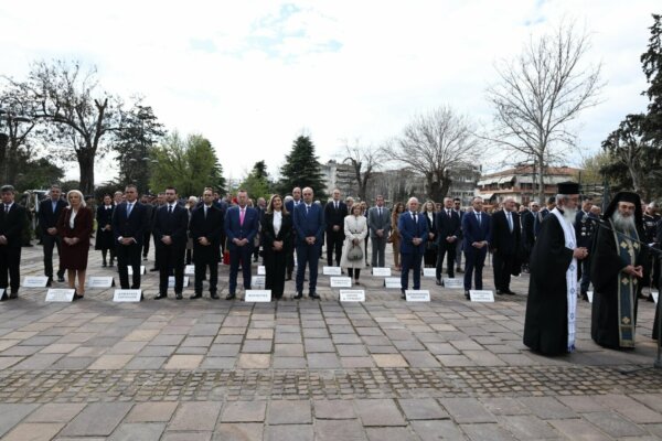 Εορτασμός 25ης Μαρτίου στη Λάρισα: Επιμνημόσυνη δέηση στο Ηρώο και κατάθεση στεφάνων – Δείτε φωτ. & βίντεο