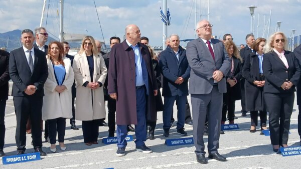 Βόλος: Κατάθεση στεφάνων στο μνημείο των Ηρώων – Τίμησαν τους ήρωες του 1821 (φωτ.)