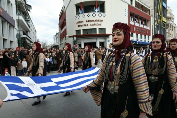 Η Λάρισα τίμησε με λαμπρότητα την 25η Μαρτίου – Πλήθος κόσμου στην παρέλαση (φωτ. & βίντεο)