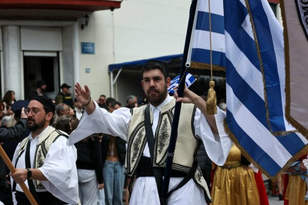 Kαρέ- καρέ όσα έγιναν στην παρέλαση της Λάρισας για την 25η Μαρτίου