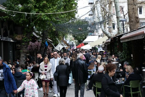 Λάρισα: «Παρέλαση» πολιτών σε τσιπουράδικα, καφέ και ταβέρνες (φωτ.)