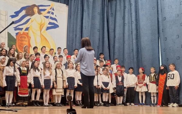Μαθητική εορτή του Δημοτικού Σχολείου Νίκαιας για την 25η Μαρτίου