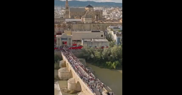 Ξεκινά το Πάσχα των Καθολικών – Εντυπωσιακές τελετές για την Κυριακή των Βαΐων από Βατικανό, Ισπανία και Παρίσι