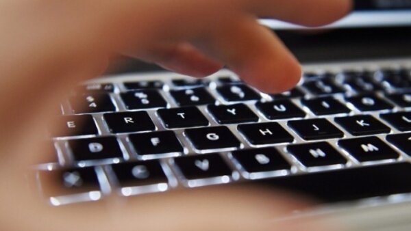 Υπέρ οι Ελβετοί για την θέσπιση αυστηρότερων κανόνων για τη χρήση των μέσων κοινωνικής δικτύωσης από ανήλικους