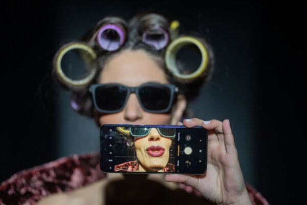 «Όταν Πεθάνω Θάψτε με στο Facebook»: Τελευταίες παραστάσεις