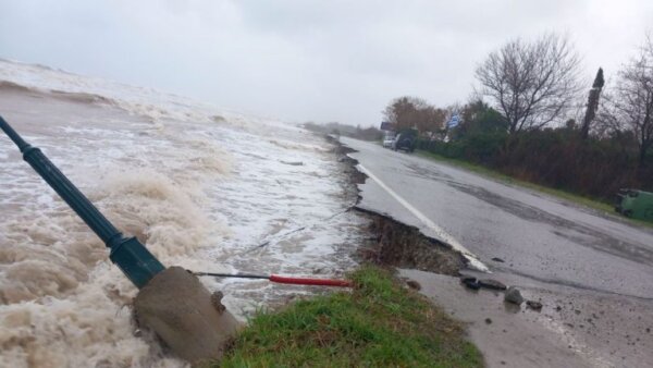 Κακοκαιρία Erminio: Οι δρόμοι μετατράπηκαν σε ποτάμια στα Μεσάγγαλα του δήμου Τεμπών