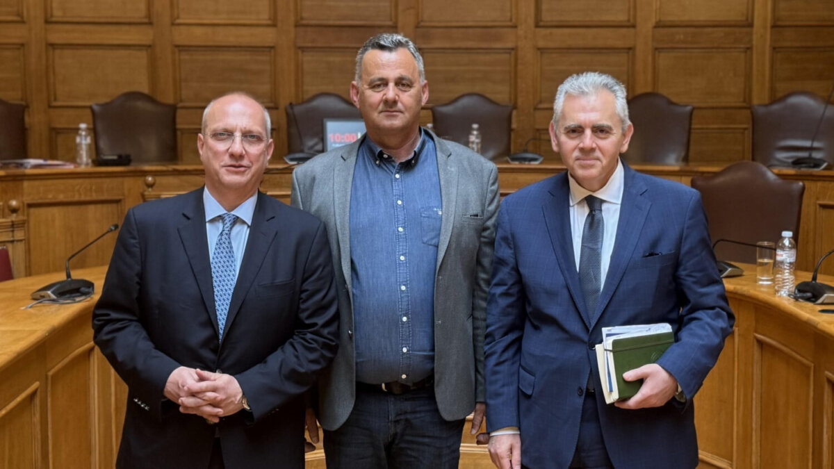 Ο Μάξιμος Χαρακόπουλος με τον Πρόεδρο του Συνεταιρισμού Καπνοπαραγωγών Ελασσόνας, Χρήστο Παπαδημητρίου, και τον πρόεδρο της Διακομματικής Επιτροπής της Βουλής, Γιάννη Οικονόμου