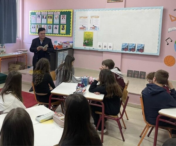 Ο ποιητής Δημήτρης Π. Κρανιώτης στο 27ο Δημοτικό Σχολείο Λάρισας