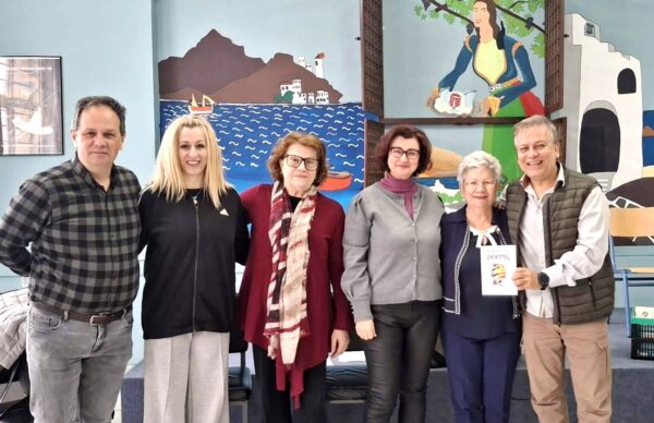 Το ΠΟΚΕΛ προσέφερε βιβλία στο 13ο Λύκειο Λάρισας (φωτ.)